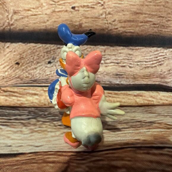 Disney Donald & Daisy Duck Valentines Hug & Kiss  PVC Applause Figure 2.25” Toy - Picture 4 of 7